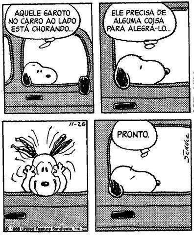TEXTO 6: tirinha do Snoopy em quatro quadros, dentro de um carro: “Aquele garoto no carro ao lado está chorando...”; “Ele precisa de alguma coisa para alegrá-lo...”; no terceiro quadro Snoopy faz uma careta na janela; no quarto: “Pronto.”.