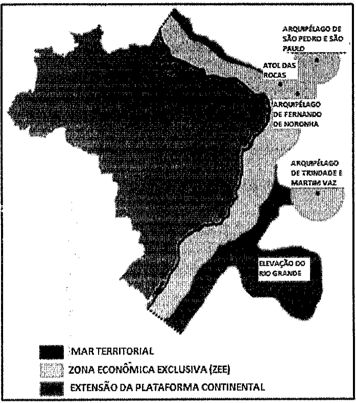Mapa do Brasil e de sua área marítima, com legenda distinguindo mar territorial, zona econômica exclusiva (ZEE) e extensão da plataforma continental; indica os arquipélagos de São Pedro e São Paulo, Fernando de Noronha, Trindade e Martim Vaz, o Atol das Rocas e a Elevação do Rio Grande.