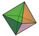 Octaedro formado por duas pirâmides de base quadrada unidas pelas bases, com faces coloridas em verde, laranja e lilás.
