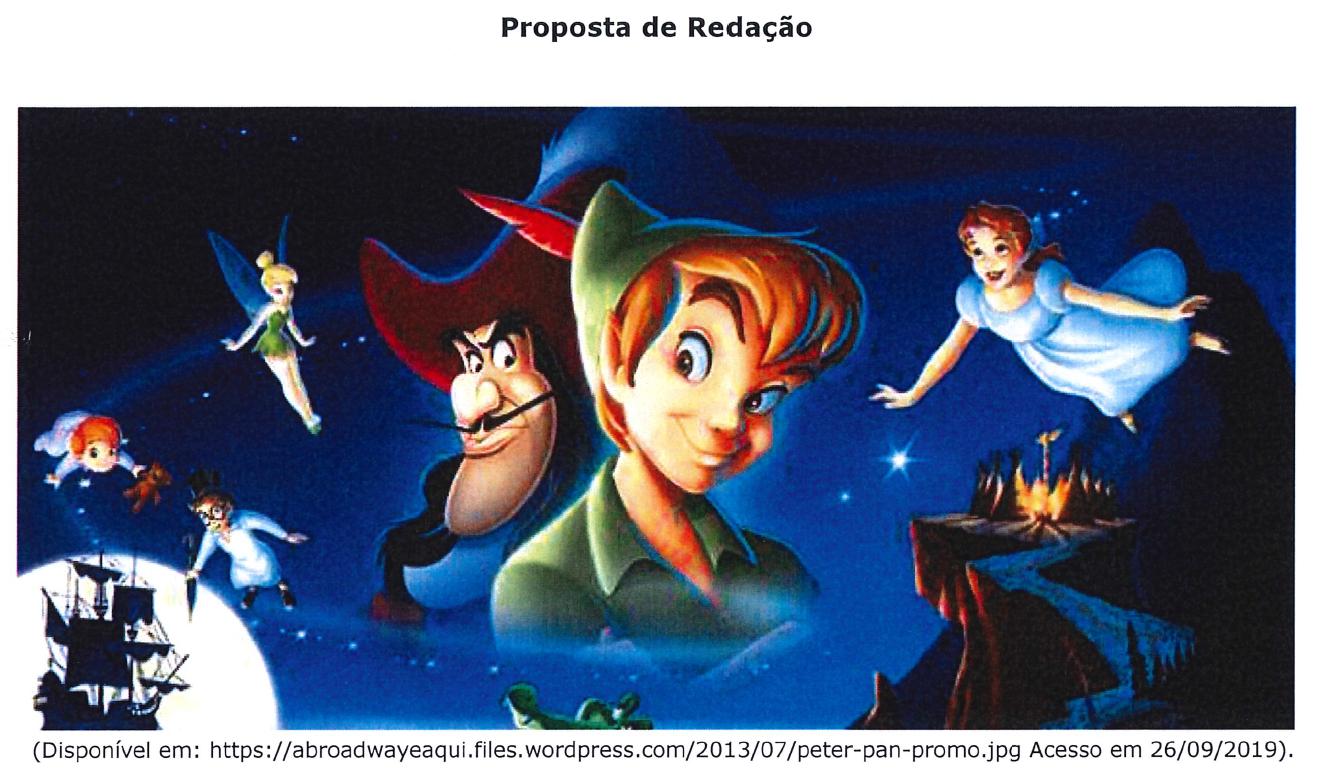 Proposta de Redação: ilustração de Peter Pan em primeiro plano, com o Capitão Gancho, Sininho, Wendy, João, Miguel, um navio pirata e um penhasco com fogueira ao fundo, em céu noturno. Fonte: (Disponível em: https://abroadwayeaqui.files.wordpress.com/2013/07/peter-pan-promo.jpg Acesso em 26/09/2019).