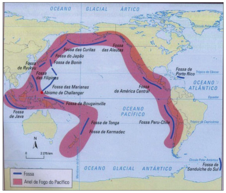 Mapa do Oceano Pacífico e áreas vizinhas com o Anel de Fogo do Pacífico destacado em faixa vermelha em forma de ferradura, contornando a Ásia Oriental, a Oceania e a costa oeste das Américas, e as fossas oceânicas em linhas azuis: Fossa das Curilas, do Japão, de Bonin, de Ryukyu, das Filipinas, das Marianas (Abismo de Challenger), de Bougainville, de Java, de Tonga, de Kermadec, das Aleutas, da América Central, Peru-Chile, de Porto Rico e de Sanduíche do Sul. Legenda: Fossa; Anel de Fogo do Pacífico.