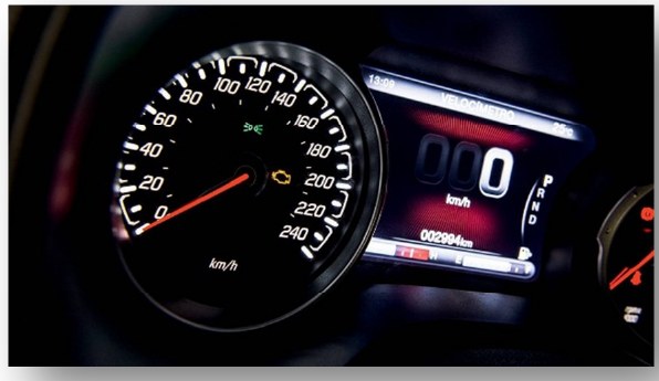 Fotografia de painel de automóvel com velocímetro graduado de 0 a 240 km/h.