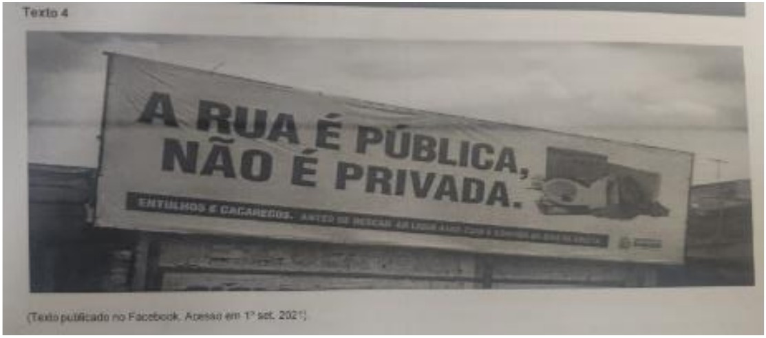 Texto 4: fotografia de um painel publicitário (outdoor) sobre um muro, com os dizeres em letras grandes: “A RUA É PÚBLICA, NÃO É PRIVADA.”, ao lado de uma ilustração de entulhos e objetos descartados. Faixa inferior escura com texto em letra pequena, legível apenas no início: “ENTULHOS E CACARECOS. ANTES DE ...”; o restante da faixa e o logotipo no canto direito são ilegíveis na reprodução. Abaixo: “(Texto publicado no Facebook. Acesso em 1º set. 2021)”.