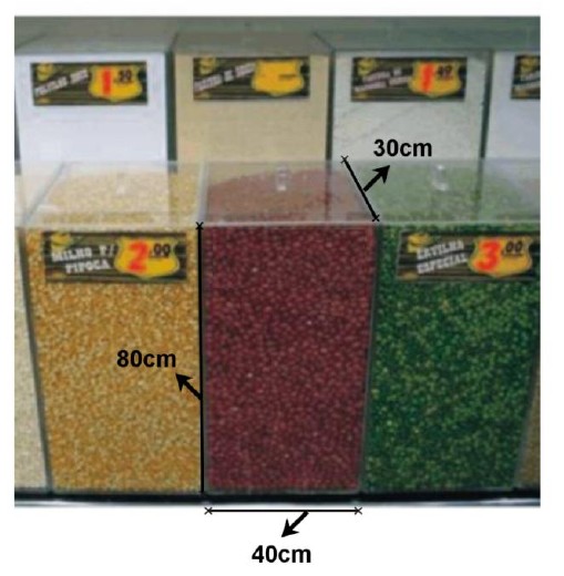 Fotografia de recipientes transparentes com grãos em uma mercearia; o recipiente central tem as medidas indicadas 30cm, 80cm e 40cm.