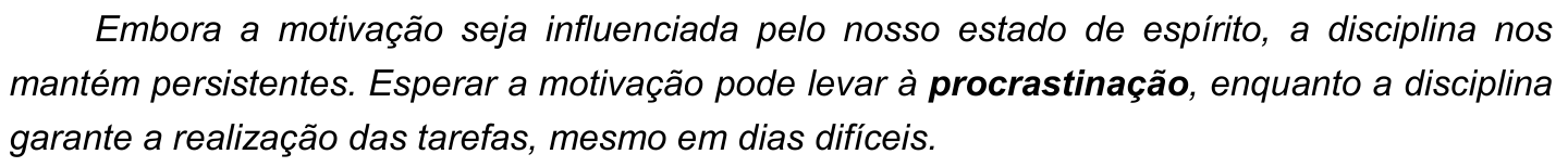 Trecho em itálico: “Embora a motivação seja influenciada pelo nosso estado de espírito, a disciplina nos mantém persistentes. Esperar a motivação pode levar à procrastinação, enquanto a disciplina garante a realização das tarefas, mesmo em dias difíceis.”, com a palavra “procrastinação” destacada em negrito.