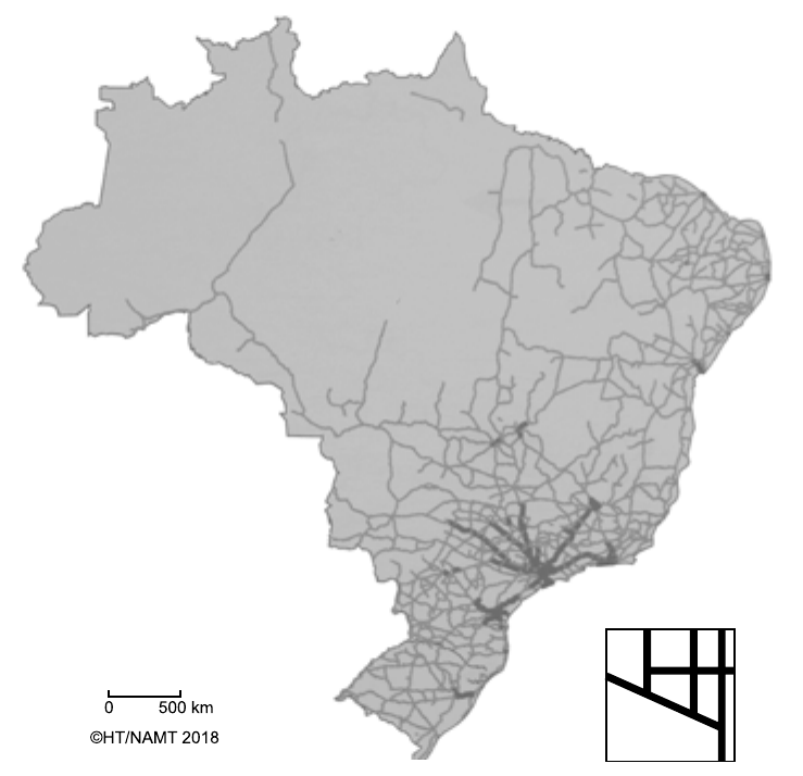 Mapa do Brasil em cinza claro com uma rede de linhas mais escuras de espessuras variadas cobrindo o território, muito densa no Sudeste, Sul e litoral do Nordeste e rarefeita na Amazônia; as linhas mais grossas convergem para a região de São Paulo. Escala de 0 a 500 km, crédito ©HT/NAMT 2018 e legenda com traços de espessuras diferentes.