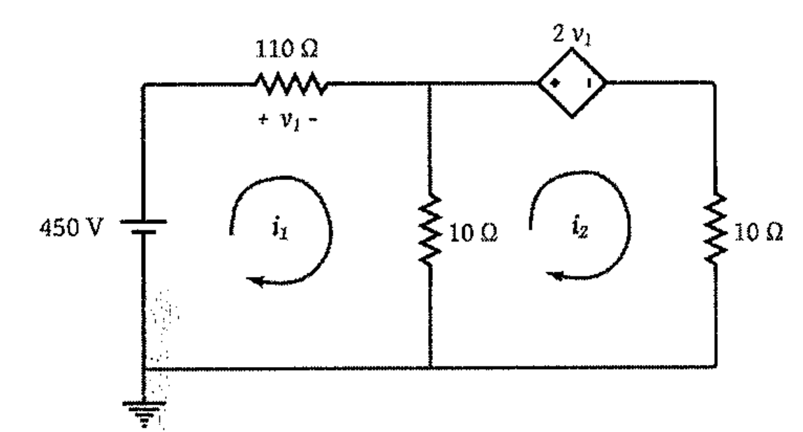 Circuito de duas malhas: fonte de 450 V aterrada, resistor de 110 Ω com tensão v1 indicada, resistor de 10 Ω compartilhado entre as malhas, fonte de tensão dependente 2 v1 e resistor de 10 Ω na segunda malha; correntes de malha i1 e i2 indicadas.