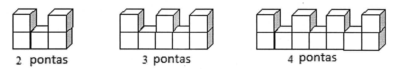Três trechos de muro feitos com cubos, com 2 pontas, 3 pontas e 4 pontas; cada ponta tem dois cubos empilhados e entre pontas há um cubo na base.