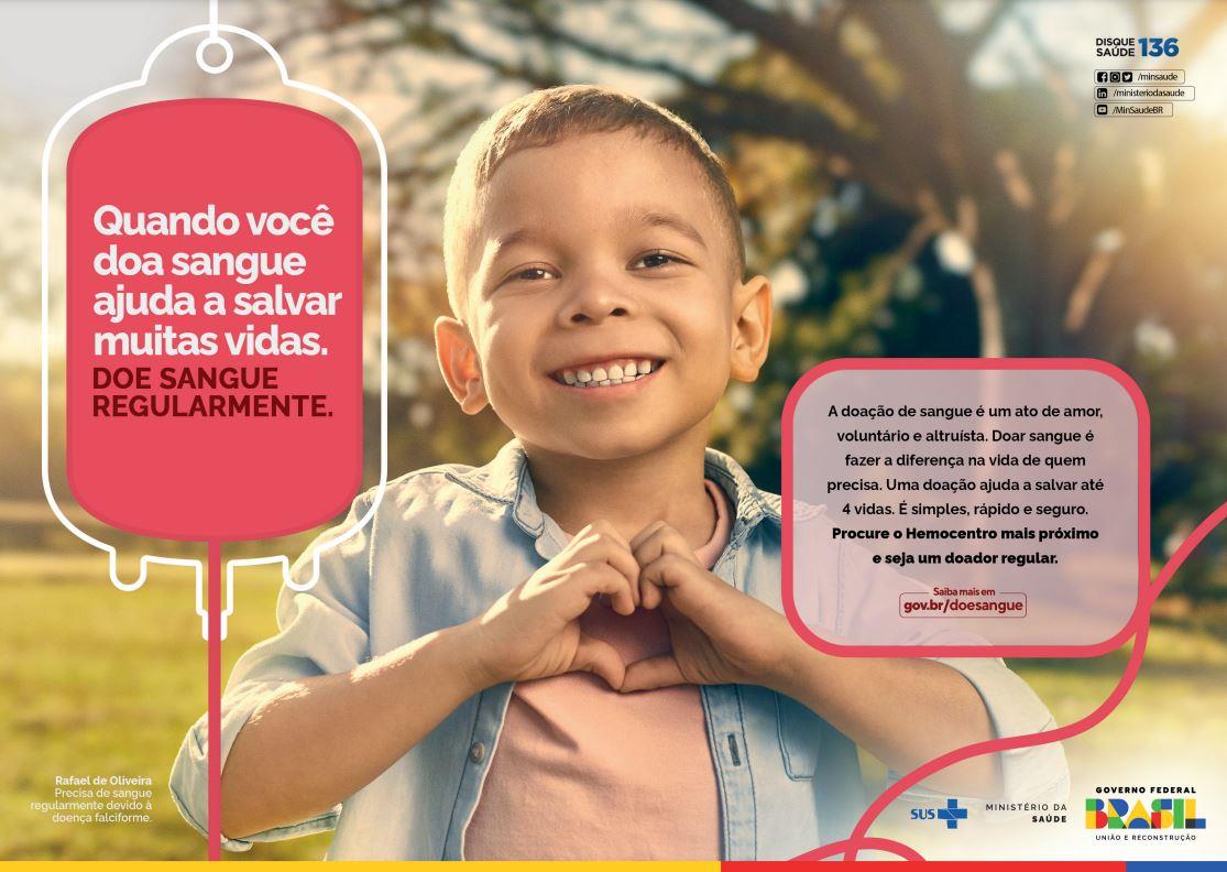 Cartaz da campanha do Ministério da Saúde: menino sorridente fazendo um coração com as mãos, ao lado do desenho de uma bolsa de sangue vermelha. Texto na bolsa: "Quando você doa sangue ajuda a salvar muitas vidas. DOE SANGUE REGULARMENTE." Quadro à direita: "A doação de sangue é um ato de amor, voluntário e altruísta. Doar sangue é fazer a diferença na vida de quem precisa. Uma doação ajuda a salvar até 4 vidas. É simples, rápido e seguro. Procure o Hemocentro mais próximo e seja um doador regular. Saiba mais em gov.br/doesangue". No canto inferior esquerdo: "Rafael de Oliveira. Precisa de sangue regularmente devido à doença falciforme." No alto à direita: "Disque Saúde 136", /minsaude, /ministeriodasaude, /MinSaudeBR. Rodapé: SUS, Ministério da Saúde, Governo Federal – Brasil – União e Reconstrução.