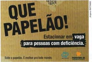 Cartaz impresso sobre fundo de papelão, com os dizeres em letras grandes: “QUE PAPELÃO!”; abaixo: “Estacionar em vaga para pessoas com deficiência.”; no rodapé: “Evite o papelão. É melhor pra todo mundo.”, com os logotipos da BHTRANS e da Prefeitura BH; na lateral, o crédito “Arquivo BHTRANS”.