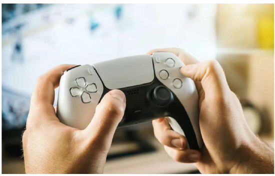 Fotografia de duas mãos segurando um controle de videogame branco e preto.