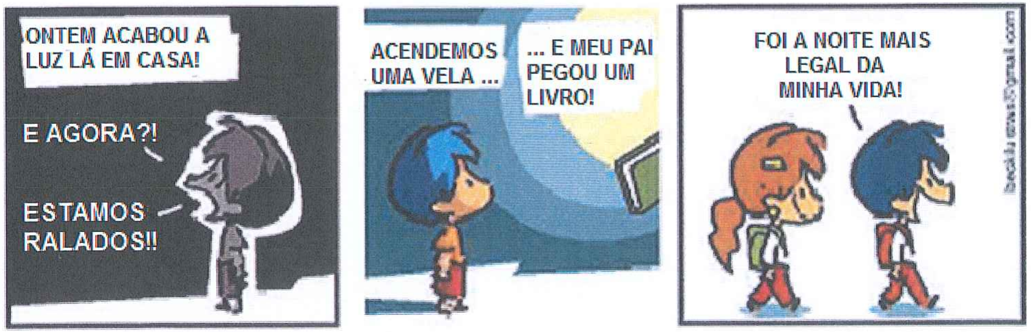 Tirinha de Armandinho em três quadrinhos. 1º quadrinho: fundo preto; Armandinho aparece apenas em contorno, no escuro; recordatório: “ONTEM ACABOU A LUZ LÁ EM CASA!”; falas: “E AGORA?!” e “ESTAMOS RALADOS!!”. 2º quadrinho: Armandinho, de cabelo azul, olha para cima, iluminado por uma luz amarela, com fundo em tons de azul; à direita aparece parte de um livro verde; textos: “ACENDEMOS UMA VELA ...” e “... E MEU PAI PEGOU UM LIVRO!”. 3º quadrinho: fundo branco; Armandinho, de mochila, caminha ao lado de uma menina de cabelo laranja e diz: “FOI A NOITE MAIS LEGAL DA MINHA VIDA!”. Na margem direita, assinatura do autor em vertical.