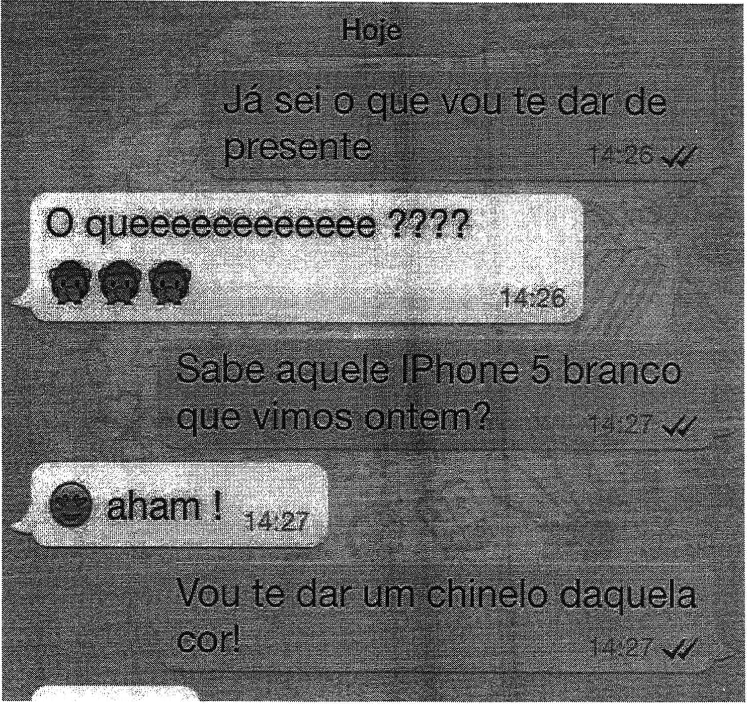 Captura de tela de conversa no WhatsApp, rotulada “Hoje”. Mensagens: “Já sei o que vou te dar de presente” (14:26); resposta “O queeeeeeeeeeee ????” com três emojis de macaquinhos (14:26); “Sabe aquele IPhone 5 branco que vimos ontem?” (14:27); resposta com emoji sorridente “aham !” (14:27); “Vou te dar um chinelo daquela cor!” (14:27).
