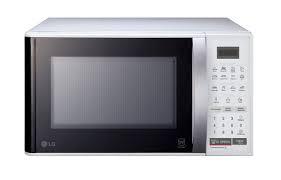 Fotografia de um forno de micro-ondas branco com porta escura.
