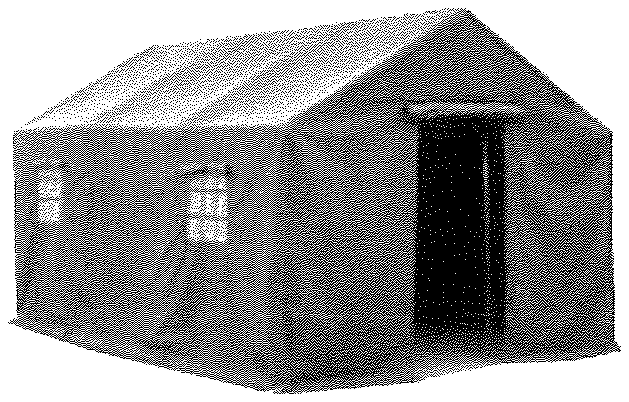 Fotografia de uma barraca de lona: paredes laterais retangulares e verticais, telhado de duas águas, frente em forma de casa (retângulo com triângulo em cima) com uma porta aberta e janelas nas laterais.