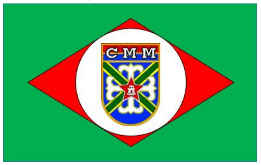 Bandeira retangular verde com um losango vermelho ao centro, contendo um círculo branco inscrito com o brasão do CMM.
