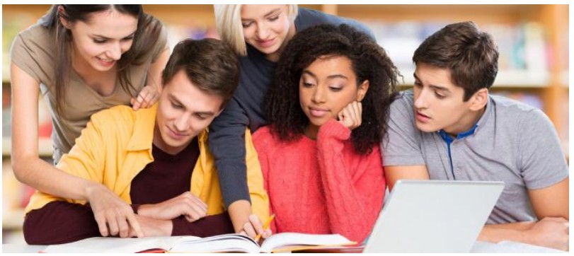 Fotografia ilustrativa de estudantes reunidos estudando diante de um notebook.