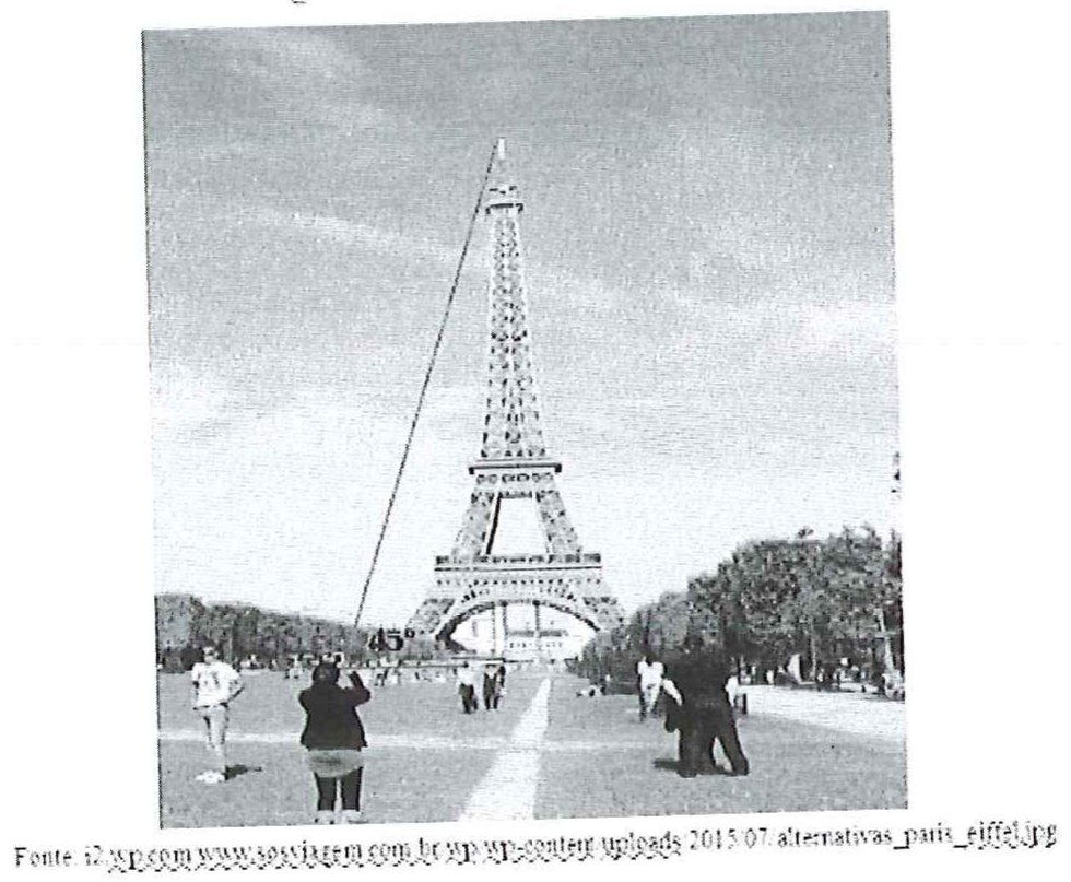 Fotografia da Torre Eiffel vista do gramado em frente, com pessoas em primeiro plano e uma linha traçada do chão até o topo da torre indicando um ângulo de 45°. Abaixo, a linha de fonte da imagem, com texto pouco legível.