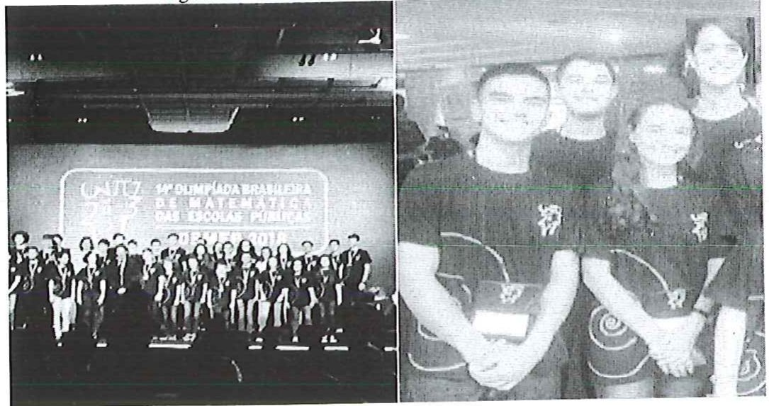 Duas fotografias lado a lado: à esquerda, um grande grupo de premiados em um palco diante de um painel da Olimpíada Brasileira de Matemática das Escolas Públicas; à direita, quatro estudantes posando juntos.