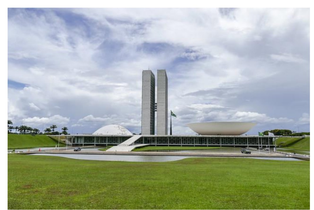 Fotografia do Palácio do Congresso Nacional, em Brasília, com as duas torres ao centro e as duas cúpulas.