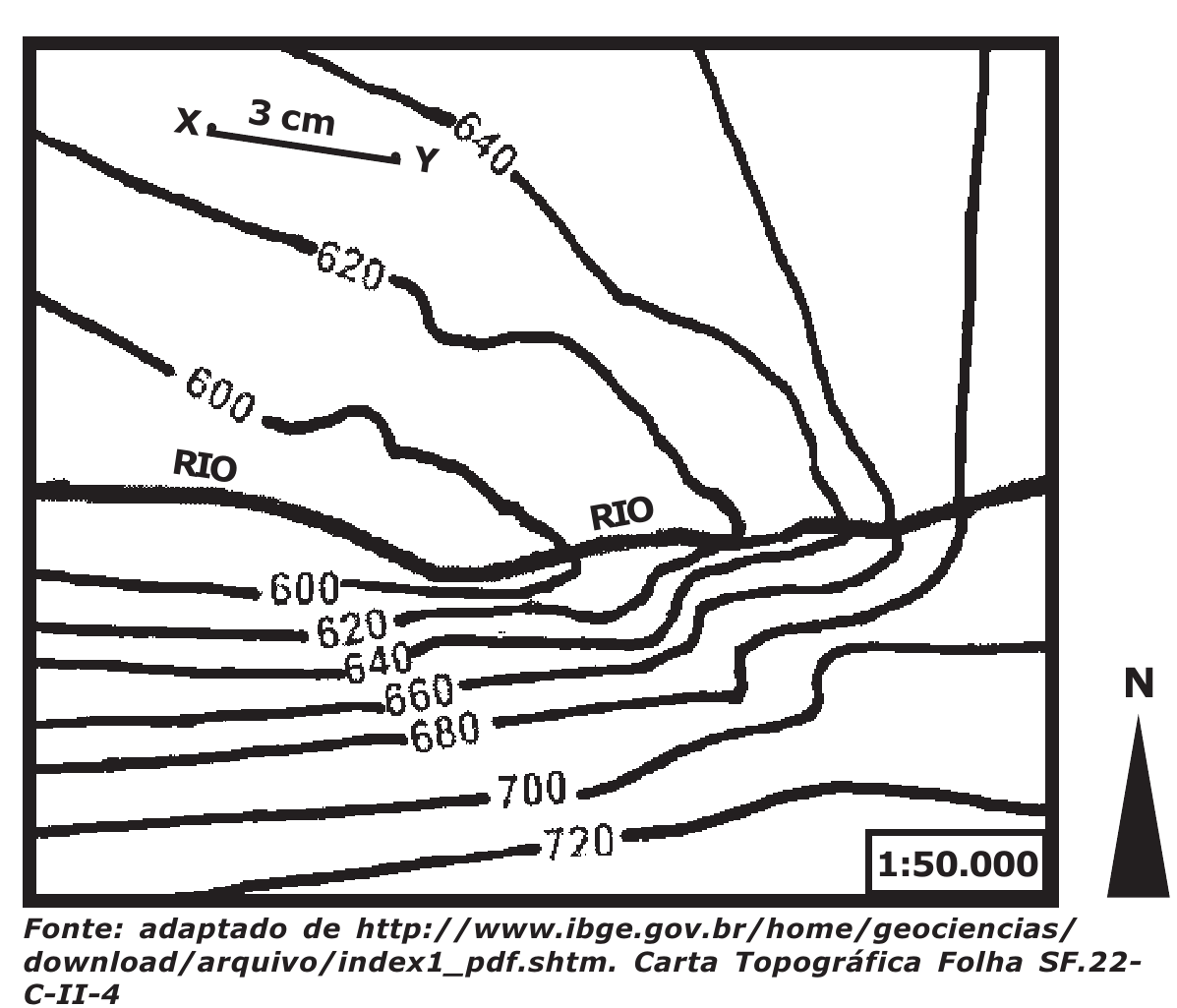 Esquema topográfico com curvas de nível cotadas de 600 a 720 dos dois lados de um rio que atravessa o esquema horizontalmente; segmento XY de 3 cm no canto superior esquerdo, seta indicando o norte (N) e escala 1:50.000.