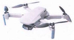 Fotografia ilustrativa de um pequeno drone branco com quatro hélices.