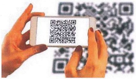 Fotografia de mãos segurando um celular que exibe um código QR na tela, com um código QR grande e desfocado ao fundo.