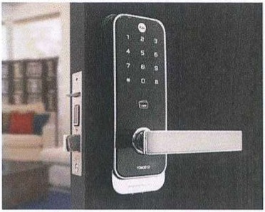Fotografia de uma fechadura eletrônica preta com teclado numérico e maçaneta prateada instalada em uma porta.