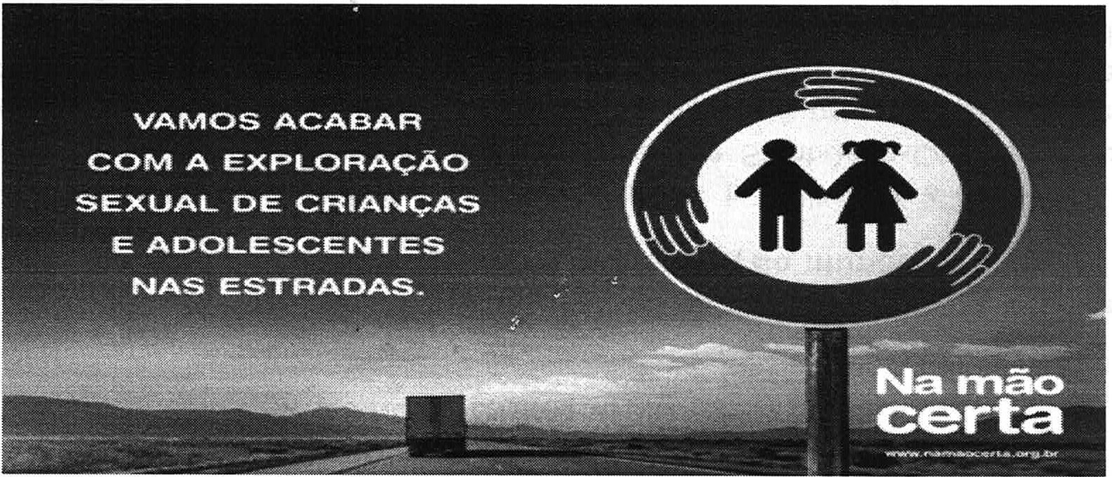 Anúncio de campanha: à esquerda, o texto “VAMOS ACABAR COM A EXPLORAÇÃO SEXUAL DE CRIANÇAS E ADOLESCENTES NAS ESTRADAS.”; à direita, placa de trânsito circular com as figuras de um menino e uma menina de mãos dadas, envoltas por duas mãos; ao fundo, estrada com caminhão; no canto inferior direito, “Na mão certa” e o endereço www.namaocerta.org.br.