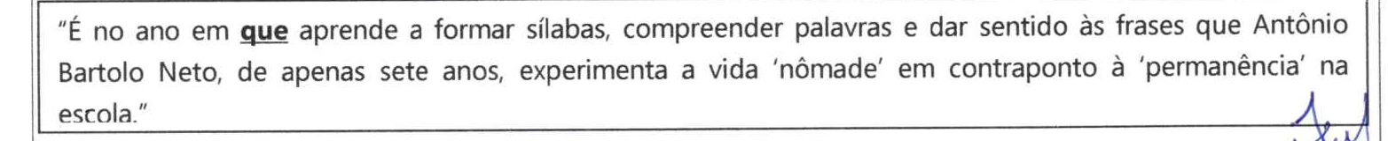 Trecho em quadro: “É no ano em que aprende a formar sílabas, compreender palavras e dar sentido às frases que Antônio Bartolo Neto, de apenas sete anos, experimenta a vida ‘nômade’ em contraponto à ‘permanência’ na escola.” A primeira ocorrência de “que” (em “no ano em que”) aparece em negrito e sublinhada.