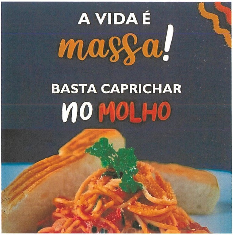 Peça publicitária com fundo azul-escuro e os dizeres “A VIDA É massa! BASTA CAPRICHAR NO MOLHO” (“massa” em letra cursiva laranja e “MOLHO” em vermelho). Abaixo, foto de um prato de espaguete ao molho de tomate com queijo ralado e salsinha, acompanhado de fatias de pão tostado.