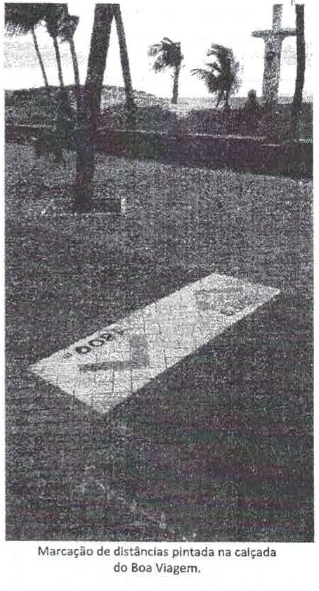 Fotografia da orla com coqueiros e uma marcação de distância pintada na calçada. Legenda: Marcação de distâncias pintada na calçada do Boa Viagem.