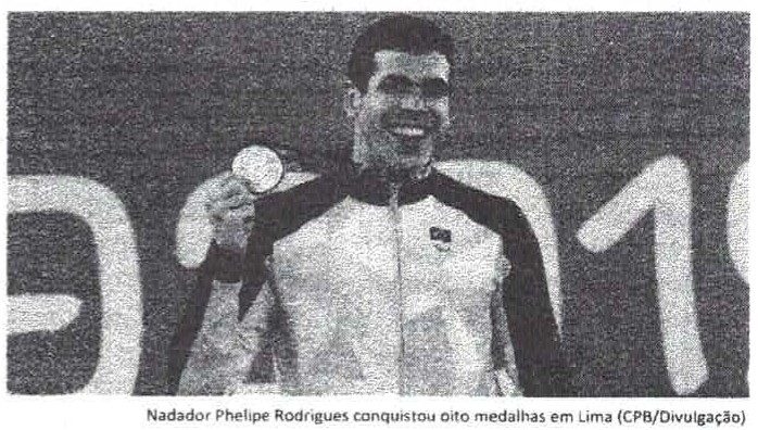 Fotografia do nadador Phelipe Rodrigues sorrindo e exibindo uma medalha. Legenda: Nadador Phelipe Rodrigues conquistou oito medalhas em Lima (CPB/Divulgação).