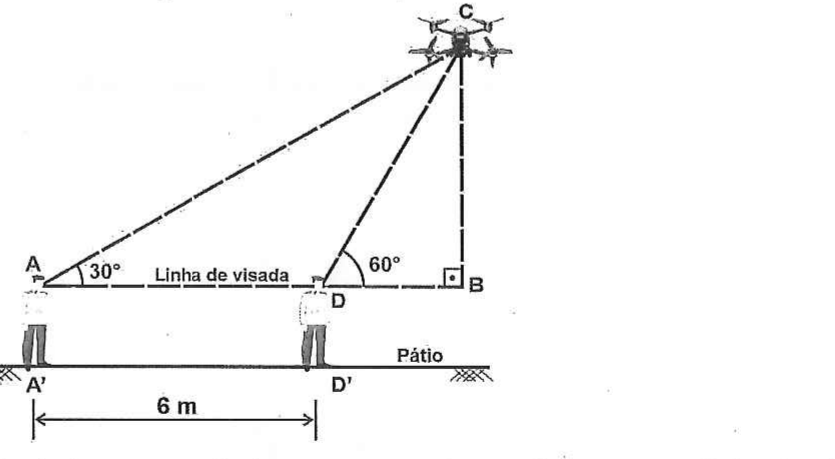 Drone no ponto C acima do ponto B; alunos em A' e D' no pátio, distantes 6 m; a linha de visada A–D–B é paralela ao pátio; ângulo de 30° em A e de 60° em D na direção de C; ângulo reto em B.