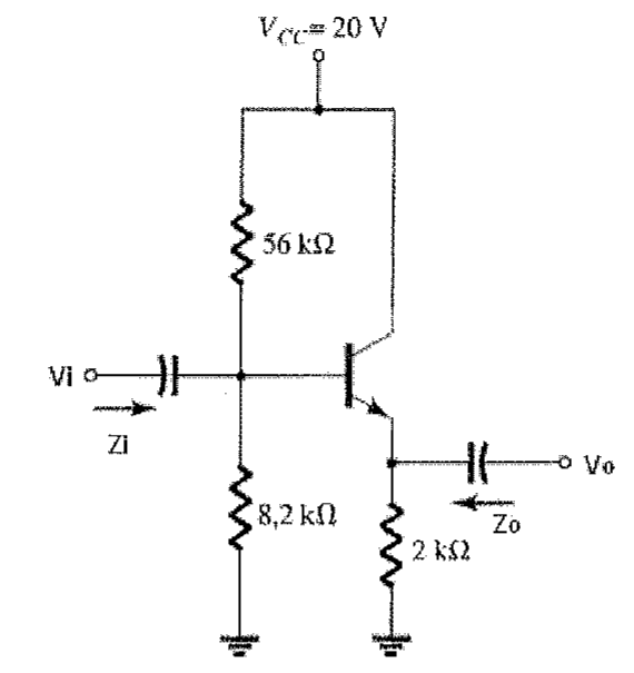 Circuito amplificador com transistor bipolar NPN: VCC = 20 V; divisor de base com resistores de 56 kΩ e 8,2 kΩ; resistor de 2 kΩ no emissor; entrada Vi acoplada por capacitor à base (Zi indicada) e saída Vo acoplada por capacitor ao emissor (Zo indicada).