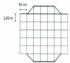 Piso de um gazebo formado por lajotas de 95 cm por 1,05 m: uma malha principal de 6 colunas por 6 linhas de lajotas, com uma faixa adicional acima e outra abaixo, cada uma com 4 lajotas inteiras centrais e meias lajotas triangulares nas extremidades, formando um octógono.