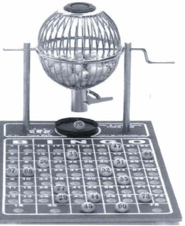 Globo de bingo metálico com manivela, sobre um tabuleiro de bingo com bolinhas numeradas.