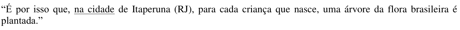 “É por isso que, na cidade de Itaperuna (RJ), para cada criança que nasce, uma árvore da flora brasileira é plantada.” — com a expressão “na cidade” sublinhada.