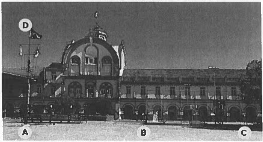 Fotografia em tons de cinza do Pátio Plácido de Castro do Colégio Militar de Porto Alegre: prédio histórico com cúpula ao fundo e mastro com bandeira à esquerda. Os pontos marcados são D, no topo do mastro; A, na base do mastro; B, no meio do pátio; e C, à direita.
