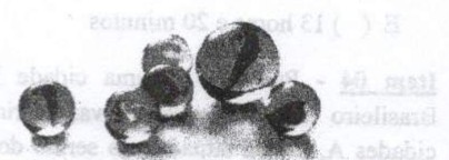 Fotografia de várias bolinhas de gude de vidro sobre uma superfície.
