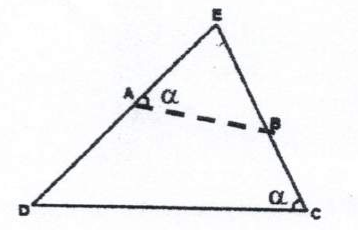 Triângulo DEC com vértice E no topo e base DC. O ponto A está sobre o lado DE e o ponto B sobre o lado EC, ligados por um segmento tracejado AB. O ângulo em A (entre AB e AE) e o ângulo em C estão ambos marcados como α.