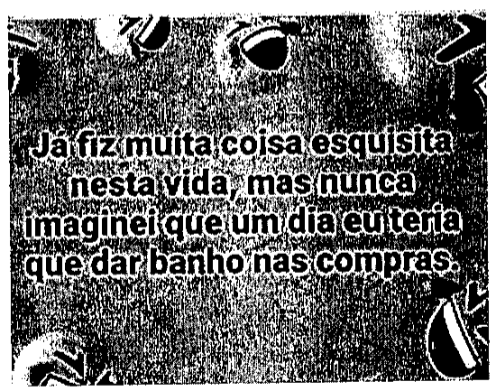 Imagem com fundo de embalagens de compras e o texto: "Já fiz muita coisa esquisita nesta vida, mas nunca imaginei que um dia eu teria que dar banho nas compras."