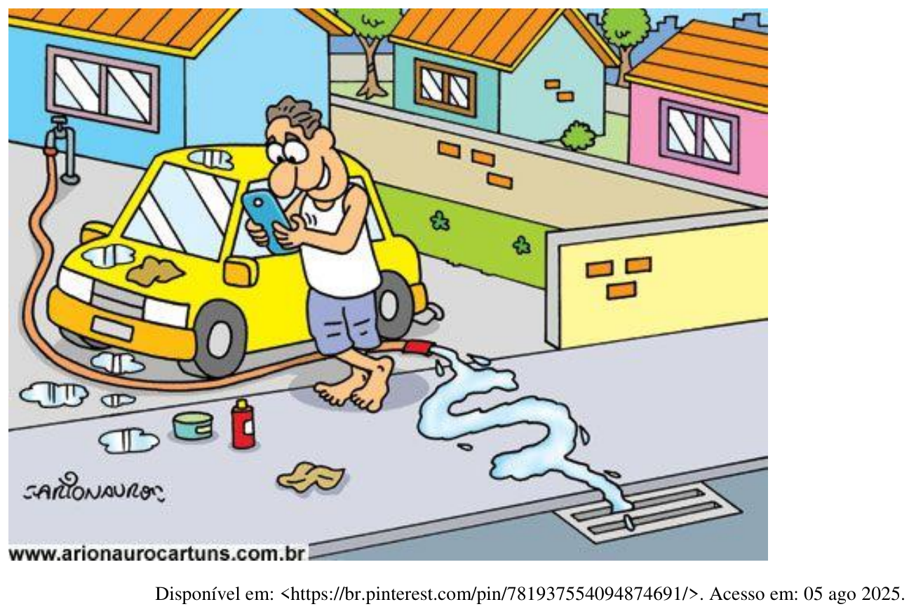 Charge de Arionauro: homem lava o carro amarelo na rua com a mangueira aberta enquanto mexe no celular; a água escorre pela rua até o bueiro. Assinatura: www.arionaurocartuns.com.br. Fonte: https://br.pinterest.com/pin/781937554094874691/. Acesso em: 05 ago 2025.