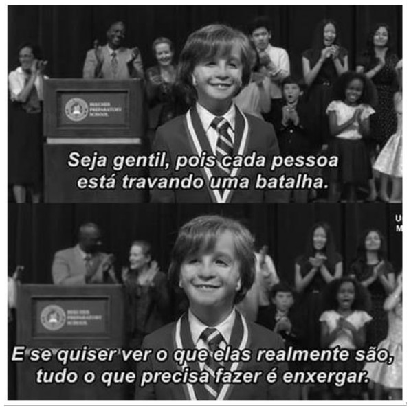 Duas cenas de filme em preto e branco: um menino de terno, gravata e medalha sorri diante de uma plateia que aplaude. Legenda da cena de cima: “Seja gentil, pois cada pessoa está travando uma batalha.” Legenda da cena de baixo: “E se quiser ver o que elas realmente são, tudo o que precisa fazer é enxergar.”