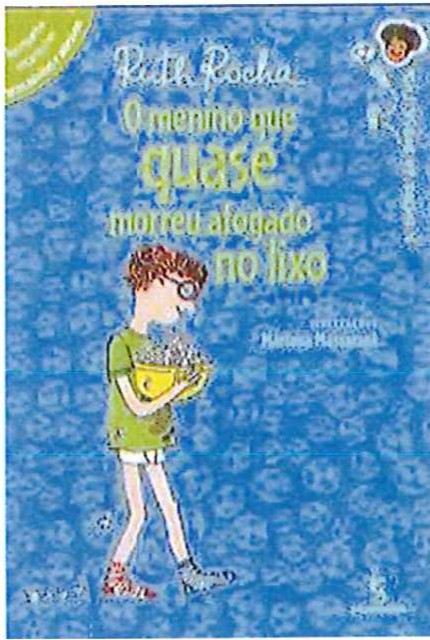 Capa do livro O menino que quase morreu afogado no lixo, de Ruth Rocha: um menino de óculos, camiseta verde e bermuda branca carrega um recipiente amarelo com lixo, sobre fundo azul.