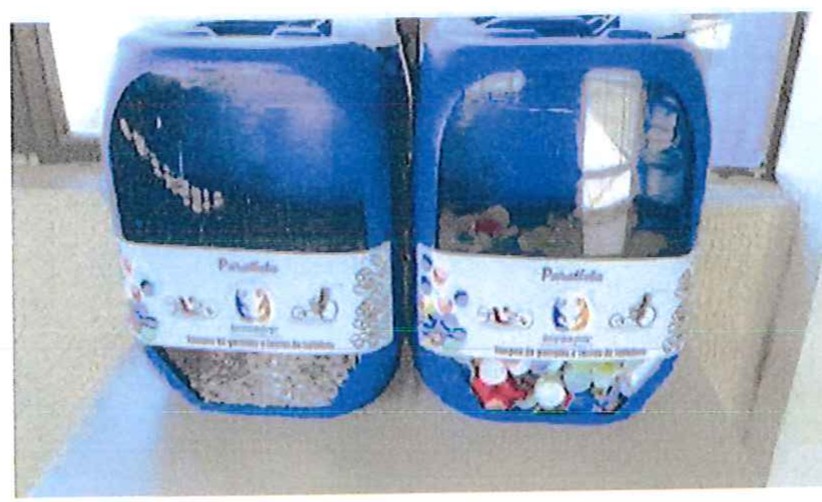 Fotografia de dois recipientes plásticos azuis de coleta da campanha Paratleta, com tampinhas e lacres no interior.