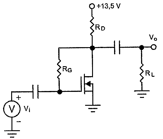 Amplificador MOSFET fonte comum alimentado por +13,5 V através de RD; resistor RG entre dreno e porta; entrada vi acoplada à porta por capacitor; saída vo acoplada ao dreno por capacitor, com carga RL para o terra; fonte do MOSFET aterrada.