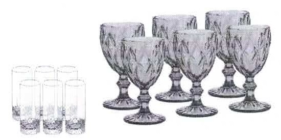 Fotografia de um kit com seis copos de vidro transparentes, altos e cilíndricos, à esquerda, e de um kit com seis taças de vidro cinza com relevo em forma de folhas, à direita.