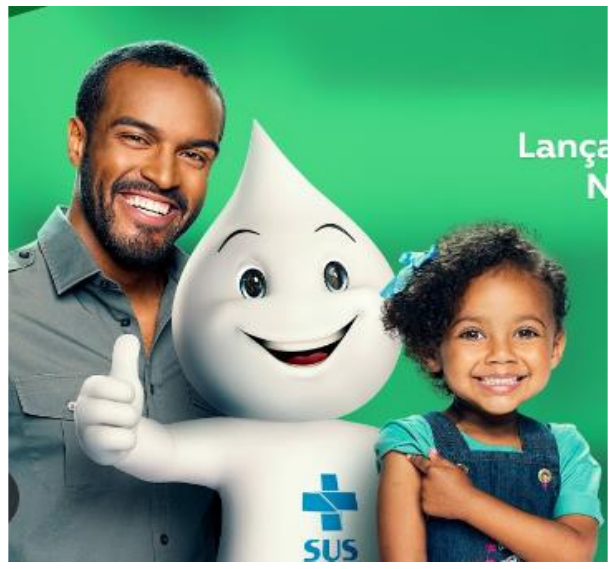 Peça de campanha de vacinação: um homem sorrindo com o polegar para cima, o personagem Zé Gotinha com o símbolo do SUS e uma menina com um curativo no braço, sobre fundo verde.