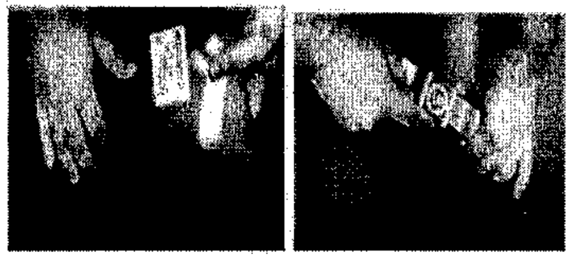 Duas fotografias em sequência de mãos abrindo a embalagem de um livro.